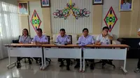 Plt Direktur RSUD dr Doris Sylvanus Palangka Raya Ady Fradita (tengah) bersama sejumlah tenaga medis menggelar konfrensi pers menyikapi kasus dugaan malapraktik, Rabu (20/3/2024).