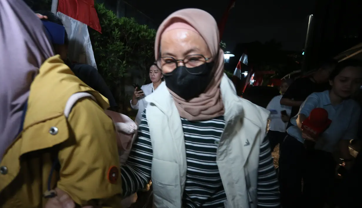 Istri Bupati Pemalang Anom Widiyantoro, Noor Faizah Maenofie dikawal penyidik KPK saat tiba di Gedung Merah Putih KPK, Jakarta, Rabu (29/7/2026). (KLY/ Arie Basuki)
