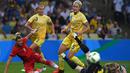 Striker Jerman, Alexandra Popp, berusaha mencetak gol ke gawang Swedia pada final sepak bola putri Olimpiade Rio 2016 di Stadion Maracana, Sabtu (20/8/2016). (AFP/Vanderlei Almeida)
