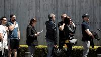 Warga Prancis berbaris mengantre memasuki kedutaan mereka untuk mengikuti pemilihan presiden Prancis putaran pertama di Tokyo, Jepang (23/4). (AFP/Behrouz Mehri)