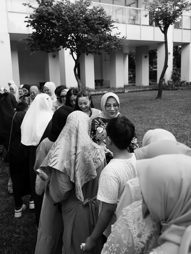 6 Potret Keluarga Nikita Willy Bagi-Bagi THR Lebaran, Seru dan Penuh Kehangatan