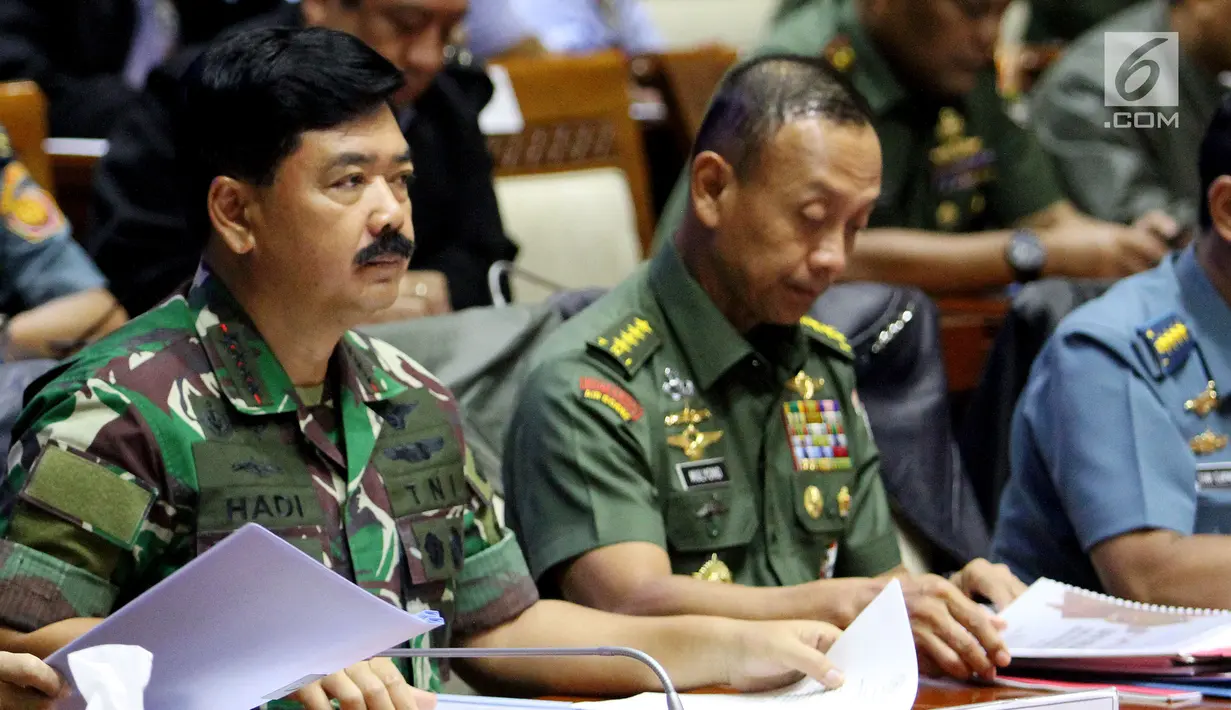 Panglima TNI Jenderal Hadi Tjahjanto (kiri) saat mengikuti rapat dengan Komisi I DPR di Senayan, Jakarta, Kamis (7/6). Rapat juga membahas Rencana Kerja Pemerintah (RKP) pada sektor pertahanan Tahun 2019. (Liputan6.com/JohanTallo)