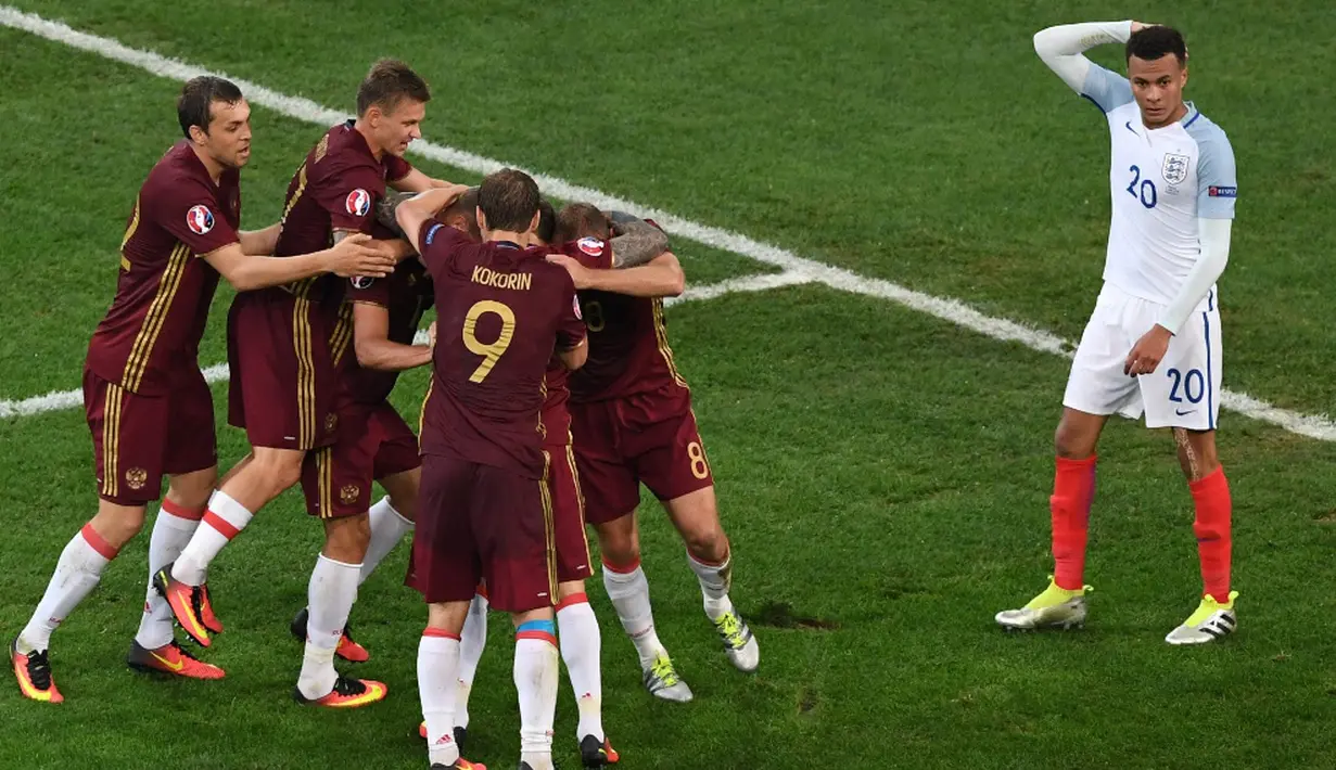 Pemain Rusia menyambut gol yang dicetak Vasily Berezutskiy ke gawang Inggris pada laga Grup B Piala Eropa 2016 di Stade Velodrome, Marseille, Minggu (12/6/2016) dini hari WIB. (AFP/Boris Horvat)