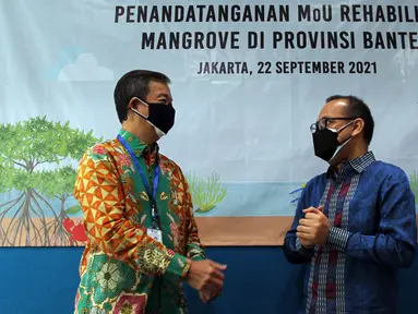 VP Director PT Asahimas Chemical Eddy Sutanto (kiri) dan Direktur Eksekutif Yayasan KEHATI Riki Frindos (kanan) berbincang di sel-sela penandatanganan Nota Kesepakatan Program Mangrove Blue Carbon antara Yayasan KEHATI dengan PT Asahimas Chemical di Jakarta (22/09/2021) (Liputan6.com/HO/Ading)