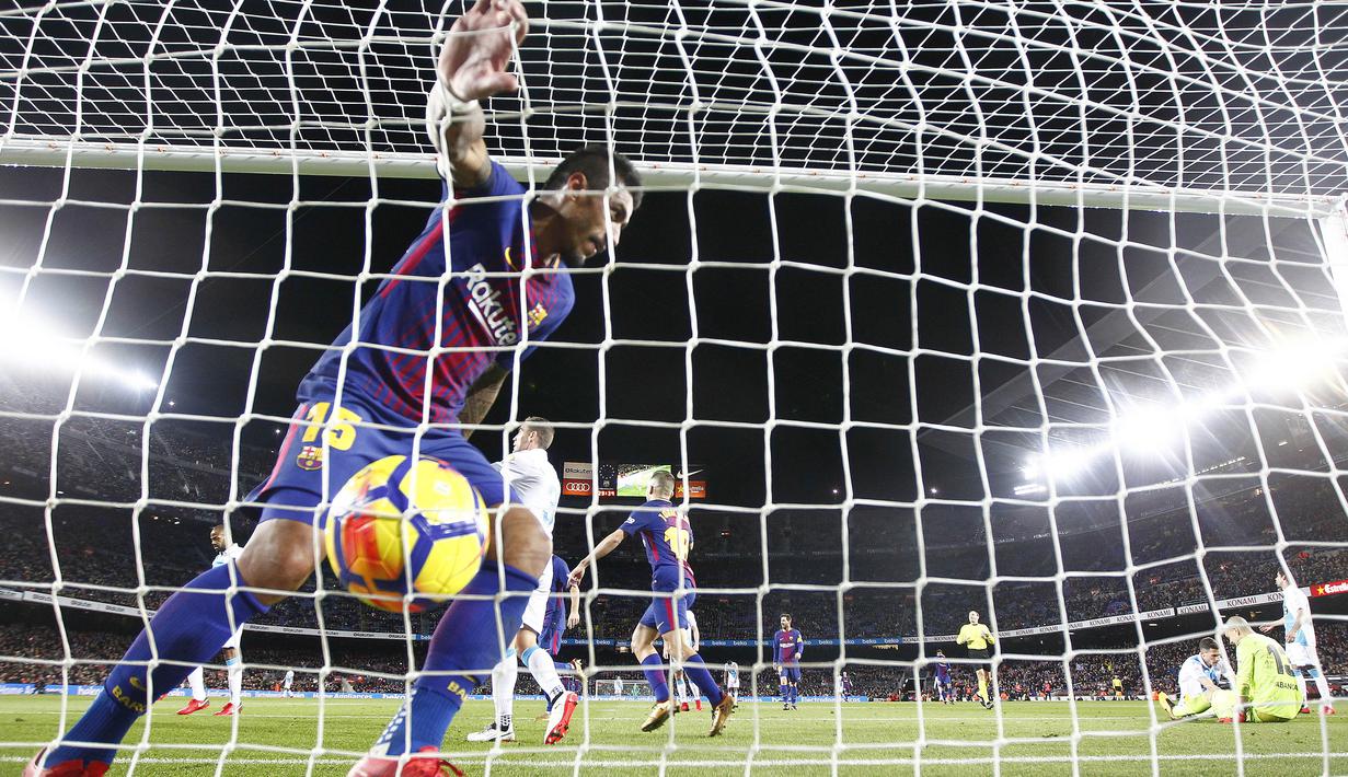 Aksi pemain FC Barcelona, Paulinho saat membobol gawang Deportivo pada lanjutan La Liga Santander di Camp Nou stadium, Barcelona, (17/12/2017). Barcelona menang 4-0. (AP/Manu Fernandez)