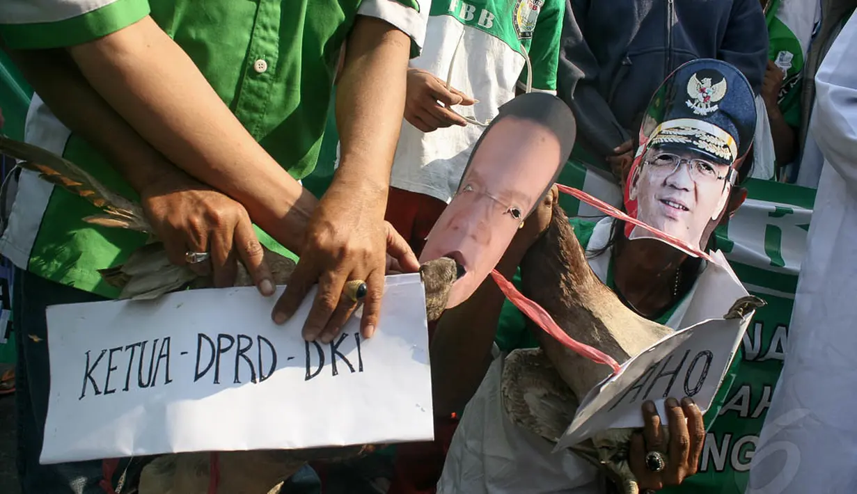 Dalam aksinya, mereka meminta agar Wakil Gubernur Basuki Tjahaja Purnama (Ahok) untuk berkata santun dihadapan masyarakat, Jakarta, (26/9/14). (Liputan6.com/Faizal Fanani)