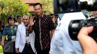 Cagub DKI Jakarta 2017 Basuki Agus Harimurti Yudhoyono menyapa media saat akan menjalani tes kesehatan di RSAL Dr. Mintoharjo, Jakarta, Sabtu (24/9). Tes tersebut merupakan tahapan pendaftaran cagub dan cawagub. (Liputan6.com/Gempur M Surya). 