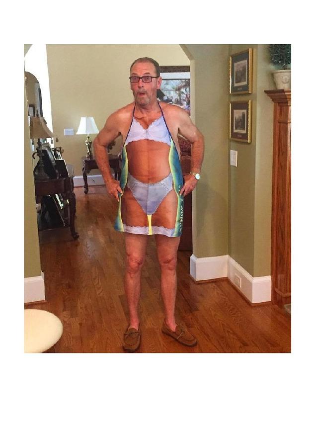 6 Gaya Bapak-Bapak Pakai Baju Nyeleneh Ini Bikin Ngelus Dada