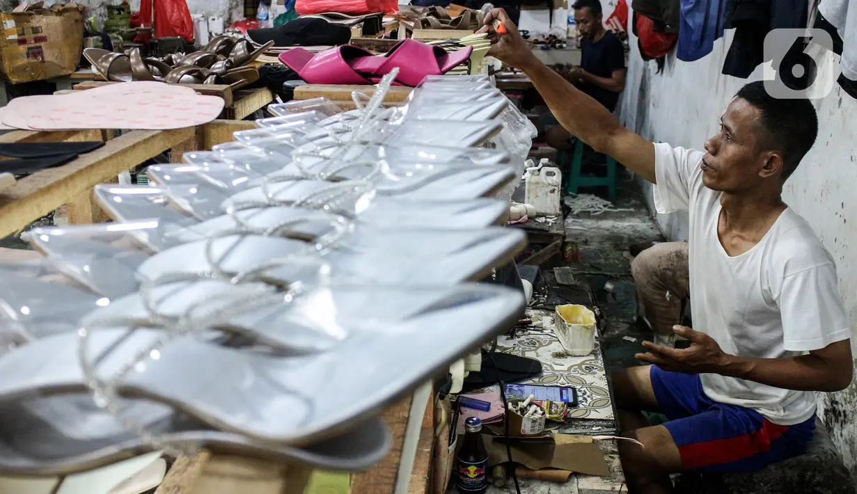 Pekerja mengerjakan pembuatan sepatu di Sentra Alas Kaki OB Shoes, Depok, Selasa (1/3/2022). Berdasarkan data Asosiasi Persepatuan Indonesia (Aprisindo), industri alas kaki mencatatkan nilai ekspor sebesar Rp 87,4 triliun sepanjang 2021 atau naik mencapai 28 persen. (Liputan6.com/Johan Tallo)