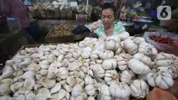 Pedagang menunggu pembeli di pasar Kebayoran Lama, Jakarta, Kamis (6/2/2020). Harga cabai dan bawang putih mengalami kenaikan hingga mencapai dua kali lipat akibat musim hujan. (Liputan6.com/Angga Yuniar)