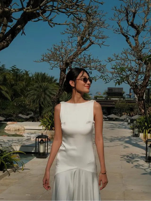 Sleeveless Dress Berbagai Warna Azizah Salsha saat Kondangan. [@azizahsalsha_]