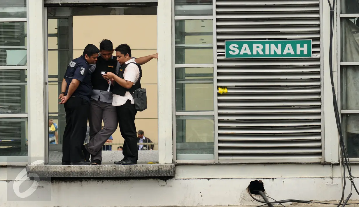 Aparat kepolisian berjaga di halte bus transjakarta Sarinah di Jl MH Thamrin, Jakarta, Kamis (14/1/2016). Ratusan petugas gabungan bersiaga pasca ledakan yang terjadi di pos polisi Sarinah, Jakarta. (Liputan6.com/Helmi Fithriansyah)