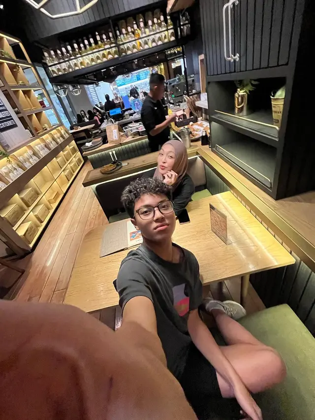 Potret Keanu Massaid bersama sang ibu saat quality time (Sumber: Instagram/@angelinasondakh09)