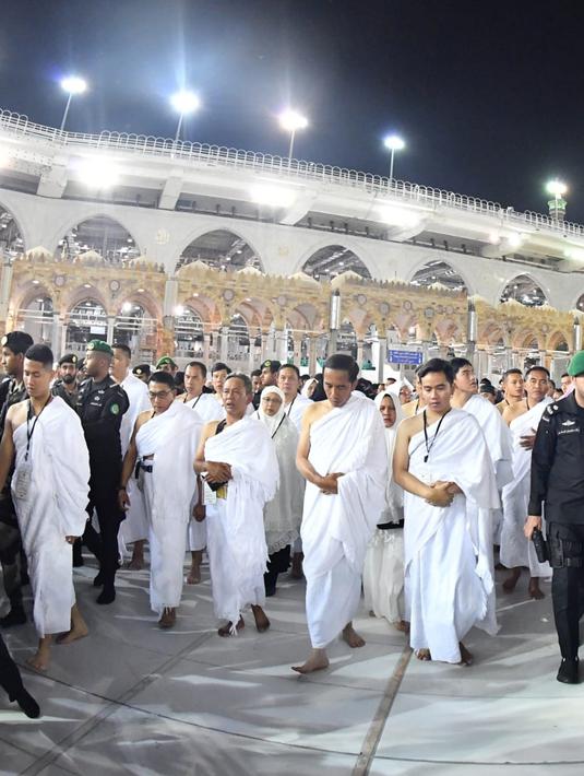 Presiden Joko Widodo didampingi Ibu Iriana Jokowi dan kedua anaknya, Gibran dan Kaesang menunaikan ibadah umrah di Masjidil Haram, Mekkah, Arab Saudi, Senin (15/4). Jokowi yang juga calon pertahana pada Pilpres 2019 ini mengisi masa tenang dengan beribadah umrah (Liputan6.com/Pool/Biro Pers Setpres)