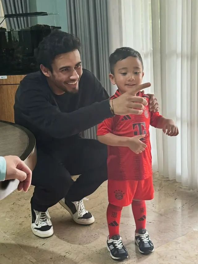 6 Potret Nathan Tjoe-A-On di Rumah Raffi Ahmad, Main Futsal hingga Coba Nasi Liwet