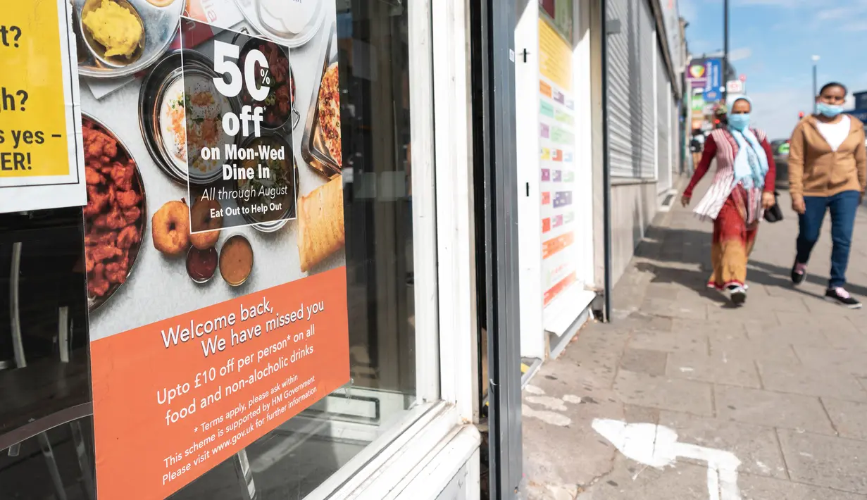 Foto pada 4 Agustus 2020 menunjukkan poster diskon di luar sebuah restoran di London, Inggris. Pemerintah Inggris meluncurkan program bernama Eat Out to Help Out Scheme yang menawarkan diskon 50 persen kepada pelanggan saat mereka makan di restoran-restoran terdaftar. (Xinhua/Ray Tang)