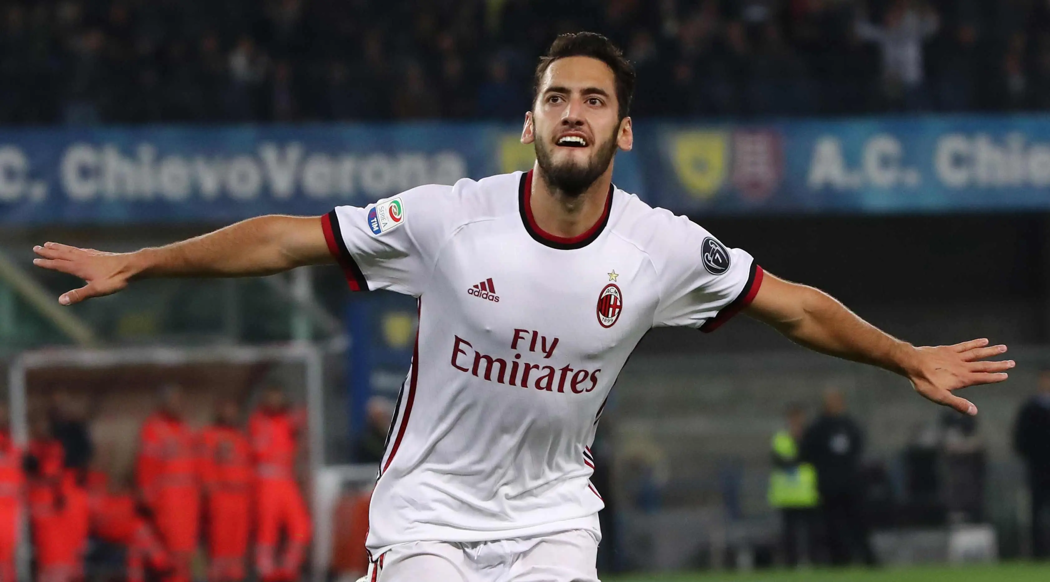 Gelandang AC Milan, Hakan Calhanoglu melakukan selebrasi usai mencetak gol ke gawang ChievoVerona pada lanjutan Liga Serie A Italia di stadion Bentegodi di Verona, Italia,(25/10). Milan menang telak 4-1. (Filippo Venezia / ANSA via AP)