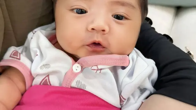 7 Potret Ria Ricis dan Moana Jenguk Baby Yasmin Anak Shindy Putri, Penuh Kehangatan (credit: instagram.com/riaricis1795).