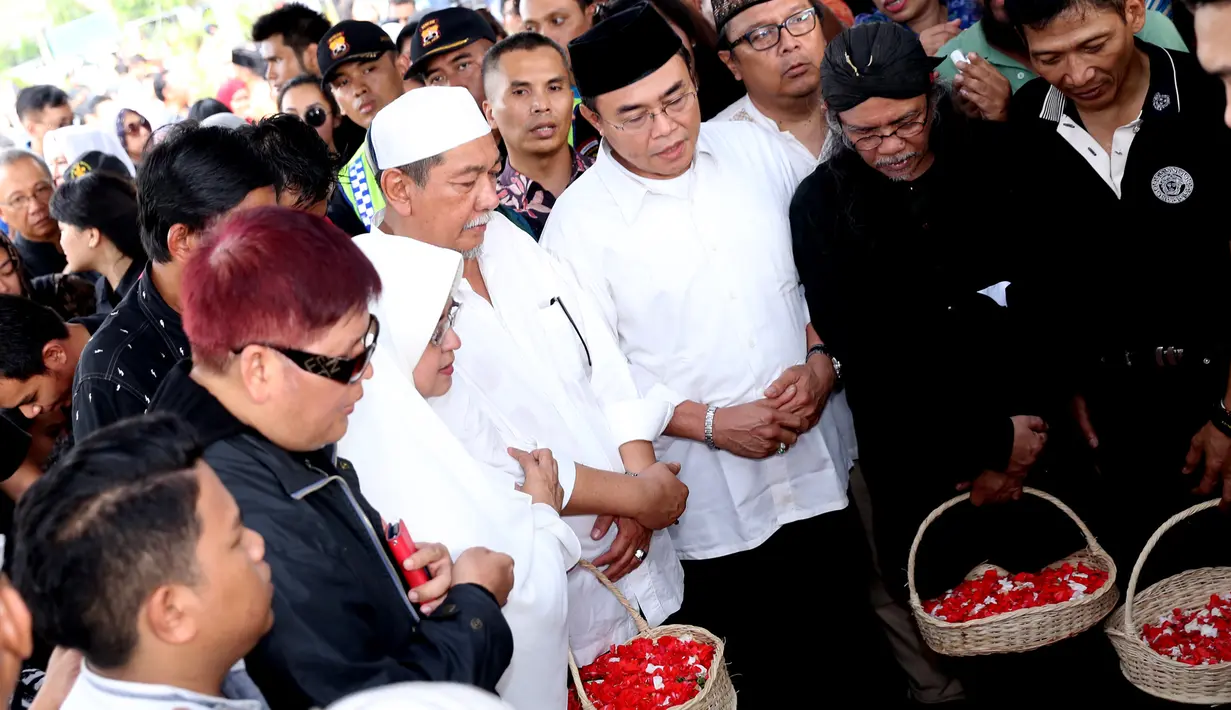 Deddy Mizwar sengaja meluangkan waktu dari tugasnya sebagai Wakil Gubernur Jawa Barat. Ia datang ke TPU Tanah Kusir, Jakarta Selatan. (Wimbarsana/Bintang.com)