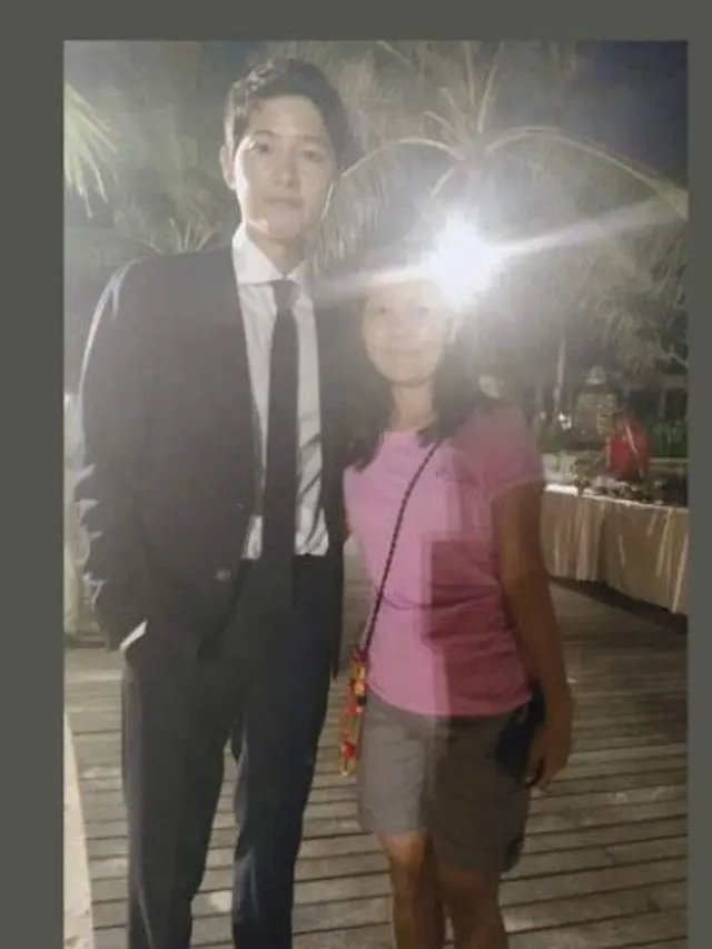 Bikin Heboh Penggemar, Ini 7 Potret Song Joong Ki Kondangan di Bali