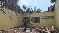 Wakil Bupati Bojonegoro, Budi Irawanto, saat sidak melihat gedung di SD Negeri Sumberagung 2 Kecamatan Ngraho, Kabupaten Bojonegoro, atapnya ambruk tapi tidak kunjung diperbaiki. (Liputan6.com/Ahmad Adirin)