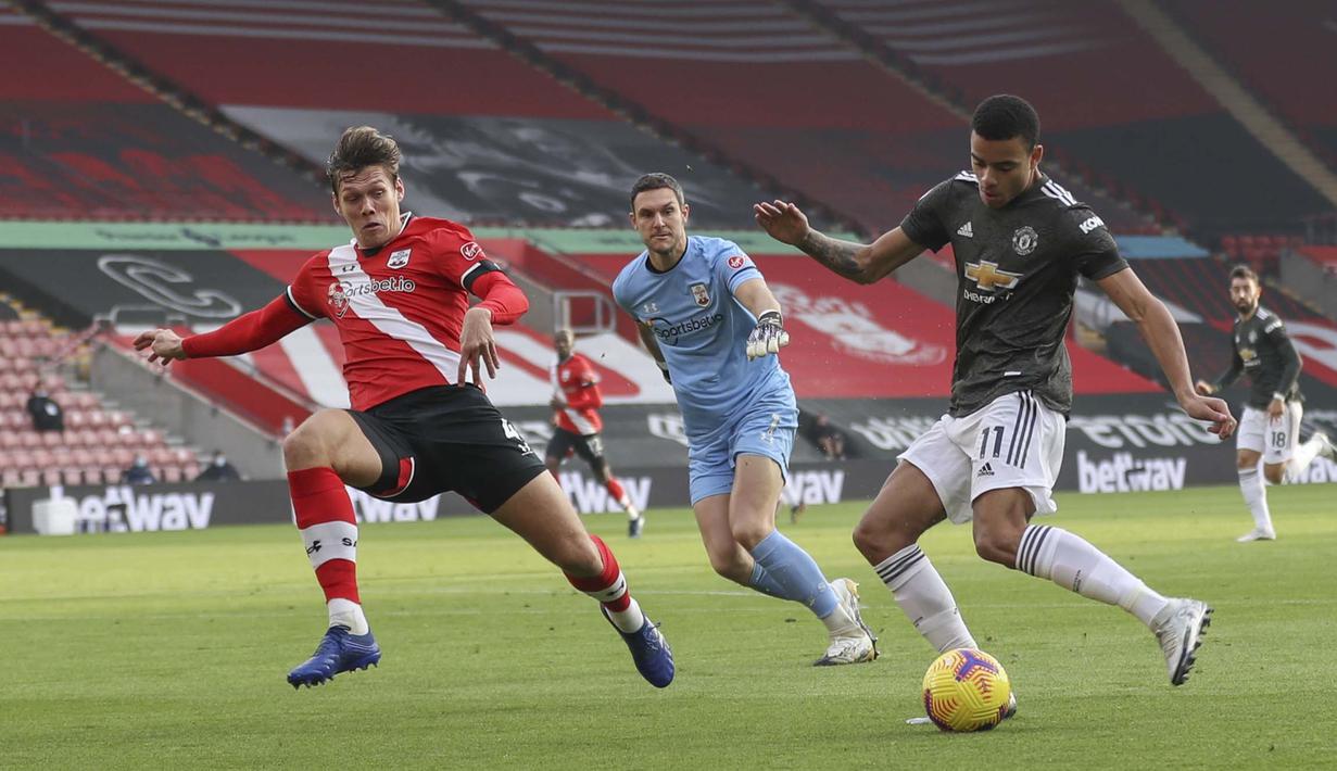 Pemain Manchester United, Mason Greenwood, menendang bola saat melawan Southampton pada laga Liga Inggris di Stadion St. Mary's, Minggu (29/11/2020). MU menang dengan skor 3-2. (Naomi Baker, Pool via AP)