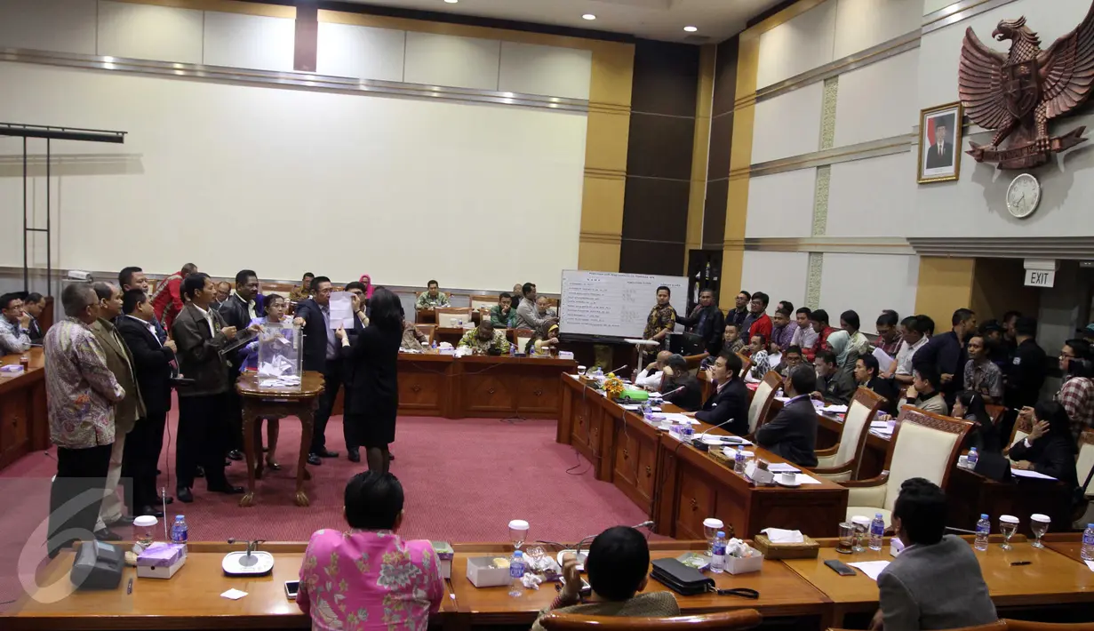 Proses perhitungan suara calon Ketua KPK di Gedung DPR, Jakarta, Kamis (17/12/2015). Agus Rahardjo resmi terpilih menjadi Ketua KPK periode 2015-2019. (Liputan6.com/Helmi Afandi)