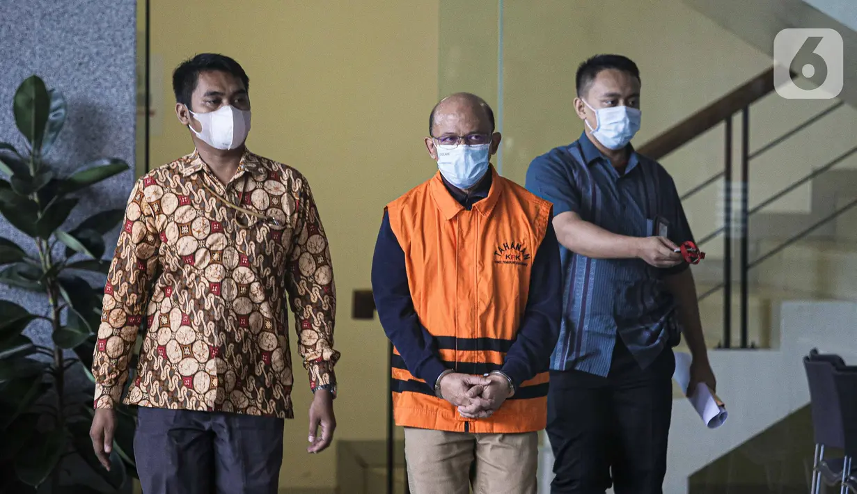 Kepala KPP Pratama Bantaeng Wawan Ridwan (tengah) usai menjalani pemeriksaan di Gedung KPK, Kamis (11/11/2021). Wawan menjadi tersangka terkait pengembangan perkara dugaan korupsi perpajakan dengan terdakwa mantan pejabat Dirjen Pajak Kemenkeu Angin Prayitno Aji. (Liputan6.com/Faizal Fanani)
