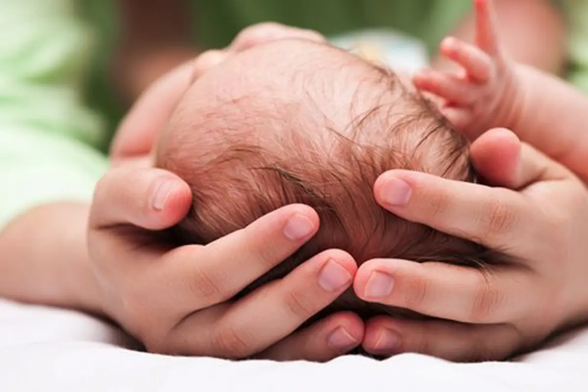 Menjenguk Bayi/Copyright Shutterstock