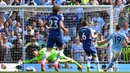 Striker Manchester City, Julian Alvarez (kanan) mencetak gol tunggal kemenangan Manchester City atas Chelsea pada laga lanjutan pekan ke-37 Liga Inggris 2022/2023 di Etihad Stadium, Manchester (21/5/2023). (AFP/Oli Scarff)