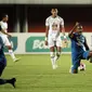 Selebrasi pemain Persib Bandung, Victor Igbonefo (kanan) usai menjebol gawang PS Sleman dalam laga leg pertama semifinal Piala Menpora 2021 di Stadion Maguwoharjo, Sleman, Jumat (16/4/2021). (Bola.com/Ikhwan Yanuar)