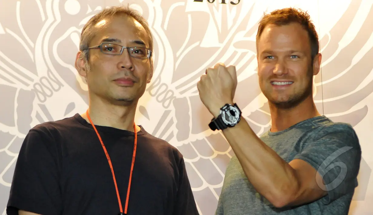 Pentolan grup music Dash Berlin, Jeffrey Sutorius (kanan) memperlihatkan jam tangan edisi khusus G-SHOCK GA-400 Dash Berlin Edition, Jakarta, Minggu (15/3/2015). (Liputan6.com/Panji Diksana)