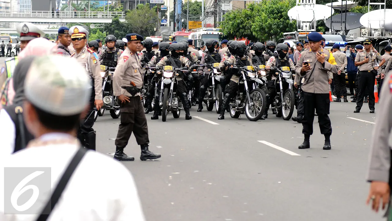 20161227-Massa-Kawal-Sidang-Ahok-HEL