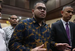 Vonis ini jauh lebih rendah dari tuntutan Jaksa Penuntut Umum (JPU) sebelumnya, yakni 15 tahun penjara. Tampak dalam foto, mantan konsultan teknologi Kementerian Pendidikan, Kebudayaan, Riset, dan Teknologi (Kemendikbudristek), Ibrahim Arief atau Ibam (kiri) usai mengikuti sidang pembacaan putusan di Pengadilan Negeri Jakarta Pusat, Selasa (12/5/2026). (Kapanlagi.com/Budy Santoso)