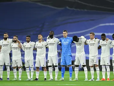 Sejumlah pemain Real Madrid memberikan penghormatan terakhir untuk para korban tragedi Kanjuruhan dengan melakukan minute of silence atau mengheningkan cipta dalam laga pekan ketujuh La Liga Spanyol, Senin (3/10/2022). (AFP/Javier Soriano)