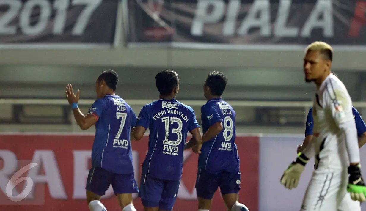 Penyerang Persib, Atep (kiri) merayakan golnya ke gawang Semen Padang saat laga perebutan tempat ketiga Piala Presiden 2017 di Stadion Pakansari, Kab Bogor, Sabtu (11/3). Persib menang 1-0. (Liputan6.com/Helmi Fithriansyah) 