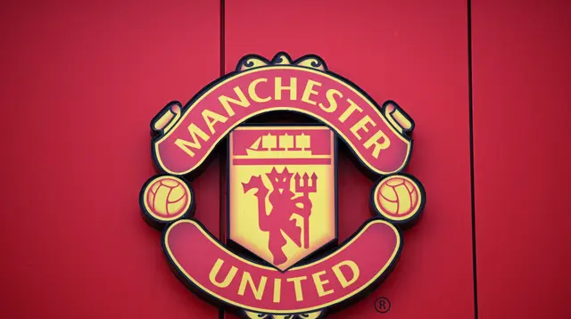 Logo Manchester United atau MU di Stadion Old Trafford. (Oli SCARFF / AFP)