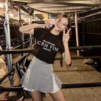 Jisoo saat konser di Mexico tampil ceria mengenakan t shirt Blackpink hitam dipadukan mini skirt abu-abu bertali. @sooyaaa_