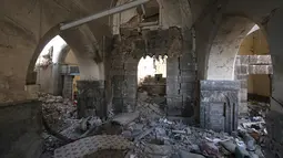 Sebuah bangunan rusak berat akibat perang yang melanda daerah Kota Tua Mosul, Irak (13/3). Selain itu ratusan jasad militan teroris yang tewas dalam pertempuran masih bergelimpangan di jalanan kota ini. (AFP/Ahmad Al-Rubaye)