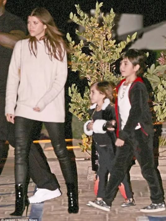 Sofia Richie sendiri merasa lelah dengan tanggung jawab menjaga anak Scott Disick. (Daily Mail)