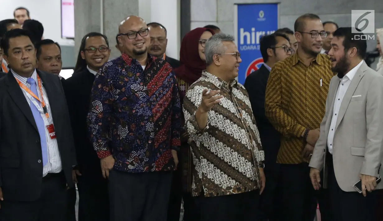 Ketua KPU RI, Arief Budiman (ketiga kiri) berbincang dengan Ketua MK, Anwar Usman jelang menyerahkan jawaban pihak KPU sebagai termohon dan alat bukti menghadapi perselisihan hasil Pilpres 2019 dan di Gedung Mahkamah Konstitusi, Jakarta, Rabu (12/6/2019). (Liputan6.com/Helmi Fithriansyah)