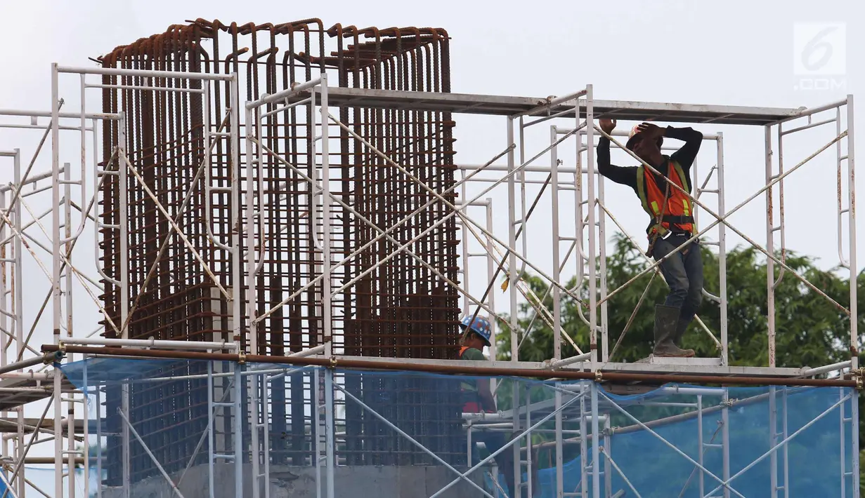 Pekerja tengah mengerjakan tiang proyek transportasi di Jakarta, Jumat (1/12). Setidaknya, tenaga kerja yang berpendidikan setingkat SMP mencapai 60,08% dari jumlah penduduk Indonesia yang bekerja.(Liputan6.com/Angga Yuniar)