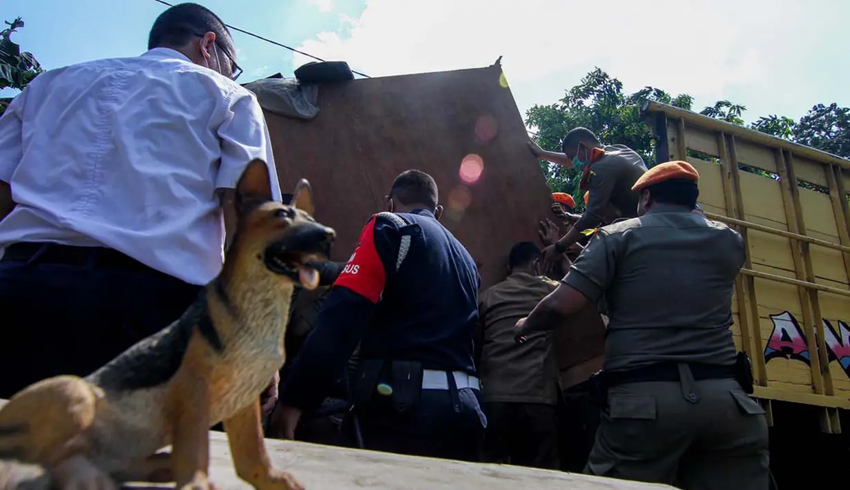 Pengosongan tersebut dilakukan karena Eddy sudah pensiun dan dianggap sudah tidak memiliki hak tinggal rumah dinas lagi, Jakarta, Kamis (24/4/2014) (Liputan6.com/Faizal Fanani). 