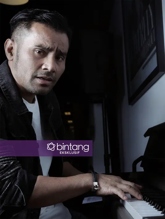 "Akhirnya berangkat lagi saat pertandingannya, dan aku juara 3 nasional. Nah mulai saat itu ketika aku pulang ke Brastagi, mulai banyak pikiran. Sekolah udah mulai bercabang dan mikir kalau nyanyi harus ke Jakarta," kenang Judika. (Galih W. Satria)