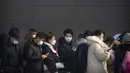Orang-orang yang memakai masker pelindung berbaris untuk pengujian massal COVID-19 di Beijing, China, Jumat (22/1/2021). Beijing memerintahkan pengujian COVID-19 untuk sekitar dua juta orang menyusul kasus baru. (AP Photo/Mark Schiefelbein)