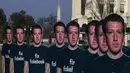 Sejumlah potongan karton CEO Facebook Mark Zuckerberg yang mengenakan kaos bertuliskan "fix fakebook" di pajang di halaman Capitol AS di Washington DC (10/4). (Zach Gibson / Getty Images / AFP)