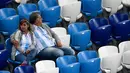 Sepasang suporter Argentina tampak kecewa usai negaranya dikalahkan Kroasia pada laga grup D Piala Dunia di Stadion Nizhny Novgorod, Novgorod, Kamis (21/6/2018). Cerita sepenggal kisah romantis saat Piala Dunia 2018 Rusia. (AFP/Martin Bernetti)