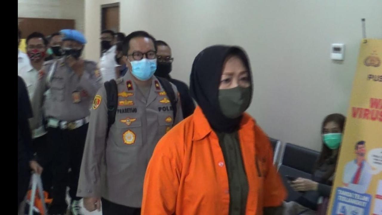 Tersangka kasus surat jalan Djoko Tjandra, Brigjen Pol Prasetijo Utomo, Anita Kolopaking, saat meninggalkan Bareskrim