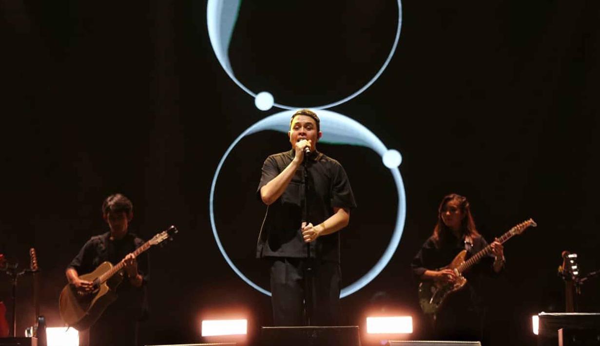 Festival Ramadan terbesar di Jakarta persembahan KapanLagi Youniverse (KLY) ini sukses menyedot perhatian puluhan ribu pengunjung yang memadati area Stadion Madya, Kompleks Gelora Bung Karno, Senayan, Jakarta, Minggu 1 Maret 2026. Tampak dalam foto, penyanyi, Tulus saat tampil pada hari kedua gelaran KapanLagi Buka Bareng (KLBB) Festival 2026 di Stadion Madya, Kompleks Gelora Bung Karno, Senayan, Jakarta, Minggu 1 Maret 2026. (Fimela.com/Adrian Putra)