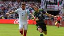 Kyle Walker menjadi benteng yang kokoh bagi jantung pertahanan Inggris saat menang 2-1 atas Wales, (16/6/2016). Walker juga melepaskan 85% umpan yang akurat. (AFP/Denis Charlet)